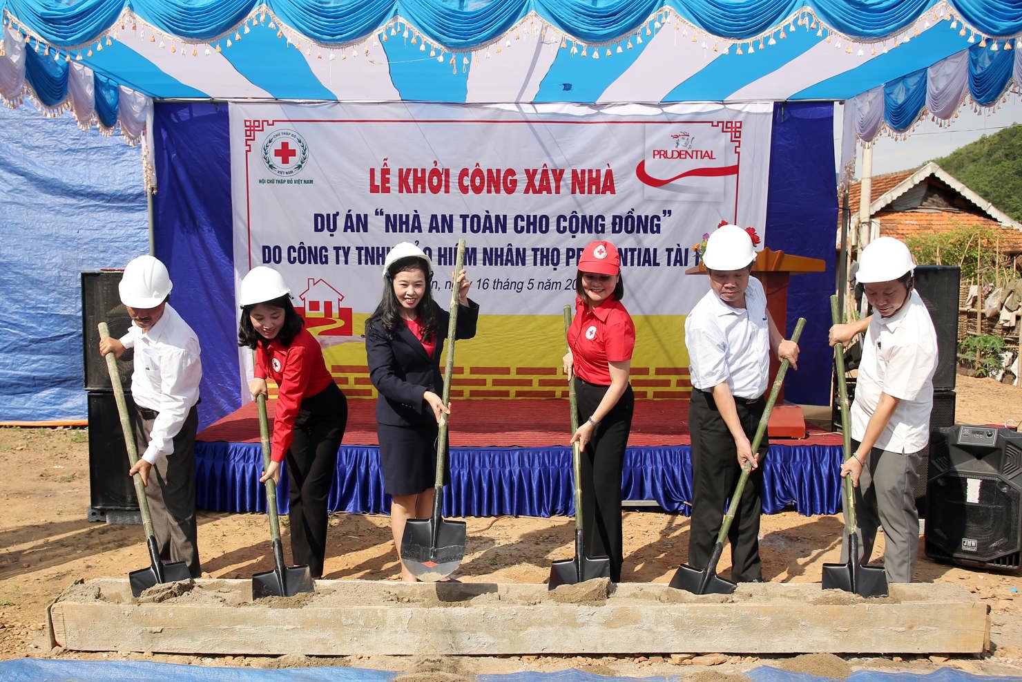 Đại diện Hội Chữ thập đỏ, chính quyền địa phương và Prudential khởi công dự án.