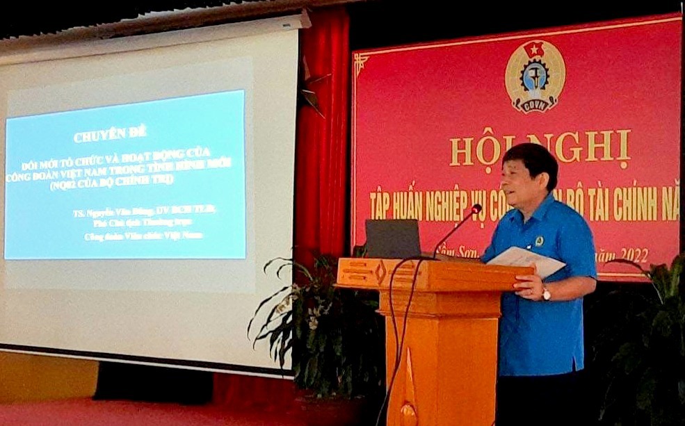Ph&oacute; Chủ tịch Thường trực C&ocirc;ng đo&agrave;n Vi&ecirc;n chức Việt Nam Nguyễn Văn Đ&ocirc;ng chia sẻ th&ocirc;ng tin về c&aacute;c nghị quyết, chi thị của Bộ Ch&iacute;nh trị, Ban B&iacute; thư về c&aacute;c hoạt động c&ocirc;ng đo&agrave;n trong t&igrave;nh h&igrave;nh mới.