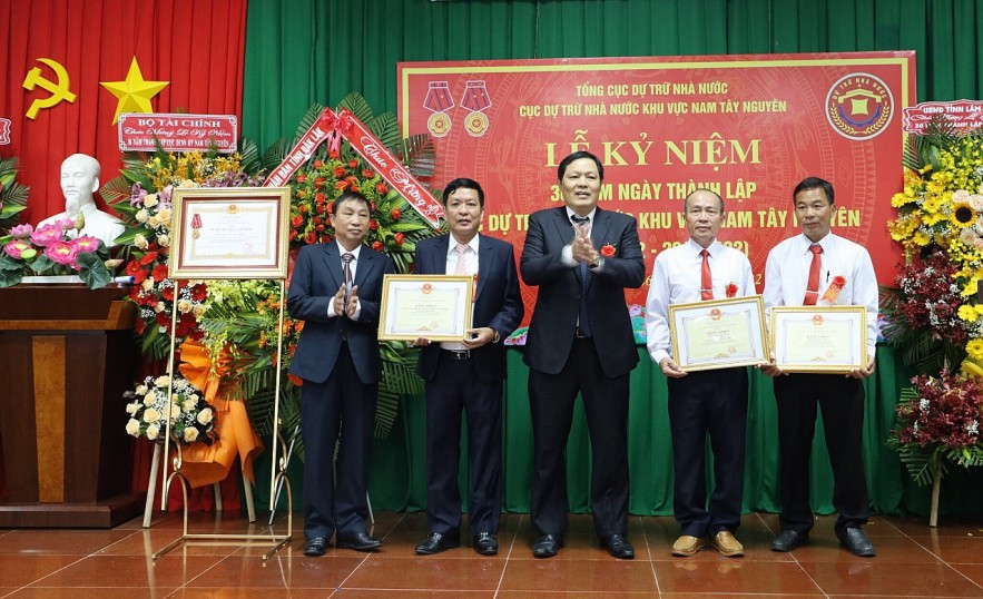 Tổng cục trưởng Tổng cục DTNN Đỗ Việt Đức (giữa) trao tặng bằng khen cho tập thể và các cá nhân có thành tích xuất sắc tại lễ kỷ niệm.
