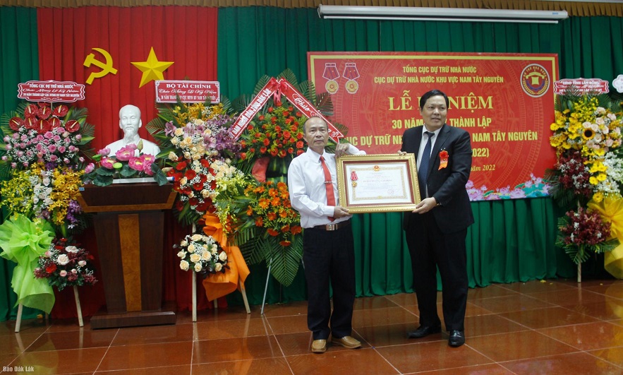Tổng cục trưởng Tổng cục DTNN Đỗ Việt Đức trao Huân chương Lao động Hạng Ba cho Chi cục DTNN Lâm Đồng.