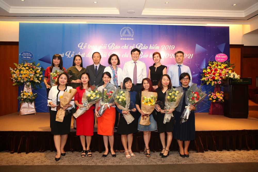 Nhà báo Hồ Quang Lợi, Phó Chủ tịch thường trực Hội Nhà báo Việt Nam, Trưởng Ban giám khảo, chụp ảnh với các tác giả đạt giải báo chí viết về Bảo hiểm năm 2019.