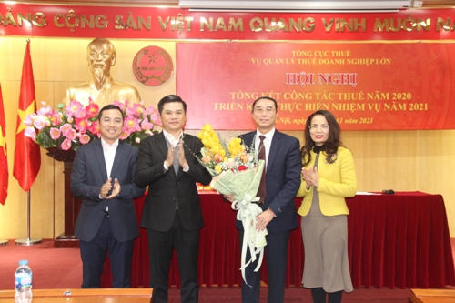Ông Vũ Chí Hùng - Phó Tổng cục trưởng Tổng cục Thuế (thứ 2, từ trái qua) tặng hoa chúc mừng Ban lãnh đạo Vụ Quản lý thuế doanh nghiệp lớn đã có nhiều nỗ lực trong công tác thu ngân sách năm 2020.