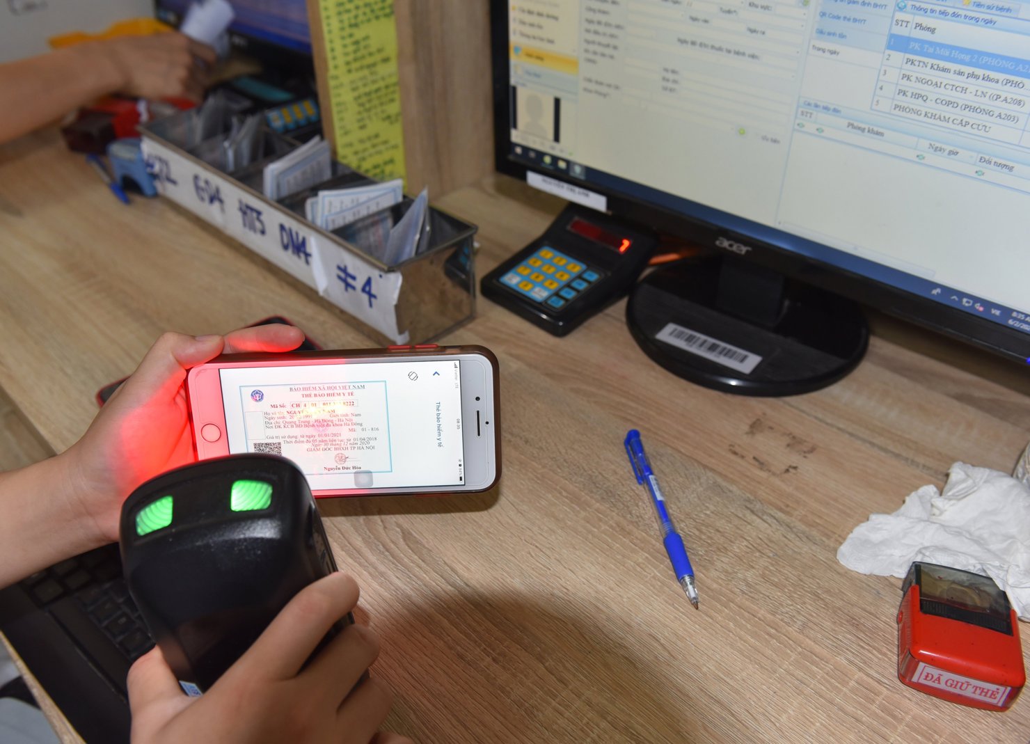 Cơ sở KCB sử dụng đầu đọc để quét mã QR-Code hoặc ghi trực tiếp số thẻ BHYT trên ứng dụng VssID (nếu cơ sở không có đầu đọc). Nguồn: BHXH TP.Hà Nội.