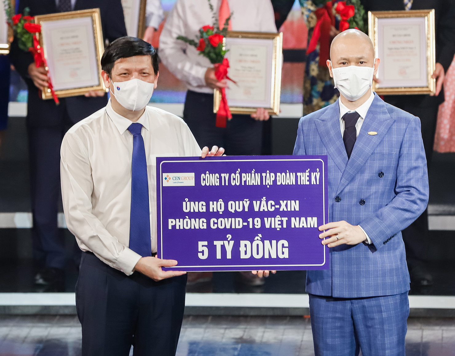 Cen Group ủng hộ 5 tỷ đồng vào Quỹ Vaccine phòng chống Covid-19 tối 5/6/2021 tại Hà Nội.