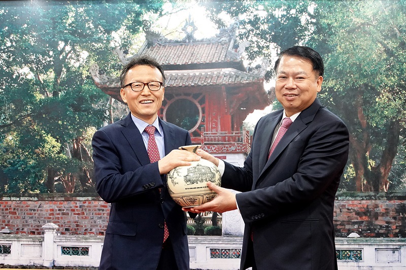 Thứ trưởng Bộ Tài chính Nguyễn Đức Chi tặng quà lưu niệm cho ông Kim Tea Soo - Phó Chủ tịch kiêm Tổng Giám đốc KEXIM.