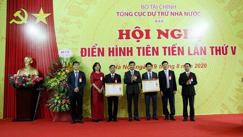 Thứ trưởng Bộ Tài chính Tạ Anh Tuấn trao Huân chương Lao động hạng Nhất, hạng Nhì cho Vụ Chính sách và Pháp chế và Vụ Tài vụ - Quản trị thuộc Tổng cục DTNN có thành tích xuất sắc.