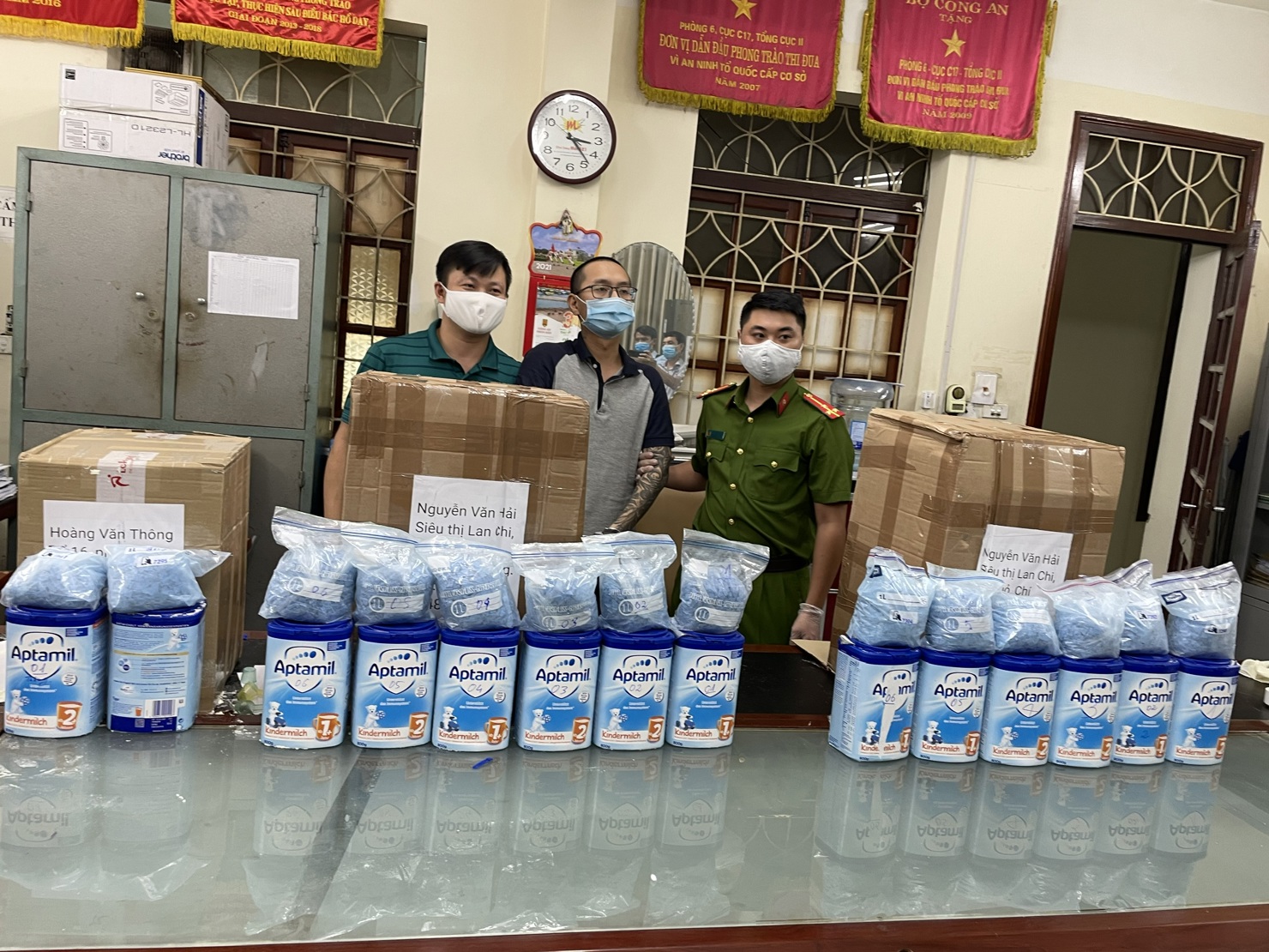 C&aacute;c đối tượng v&agrave; tang vật bị lực lượng chức năng bắt giữ.