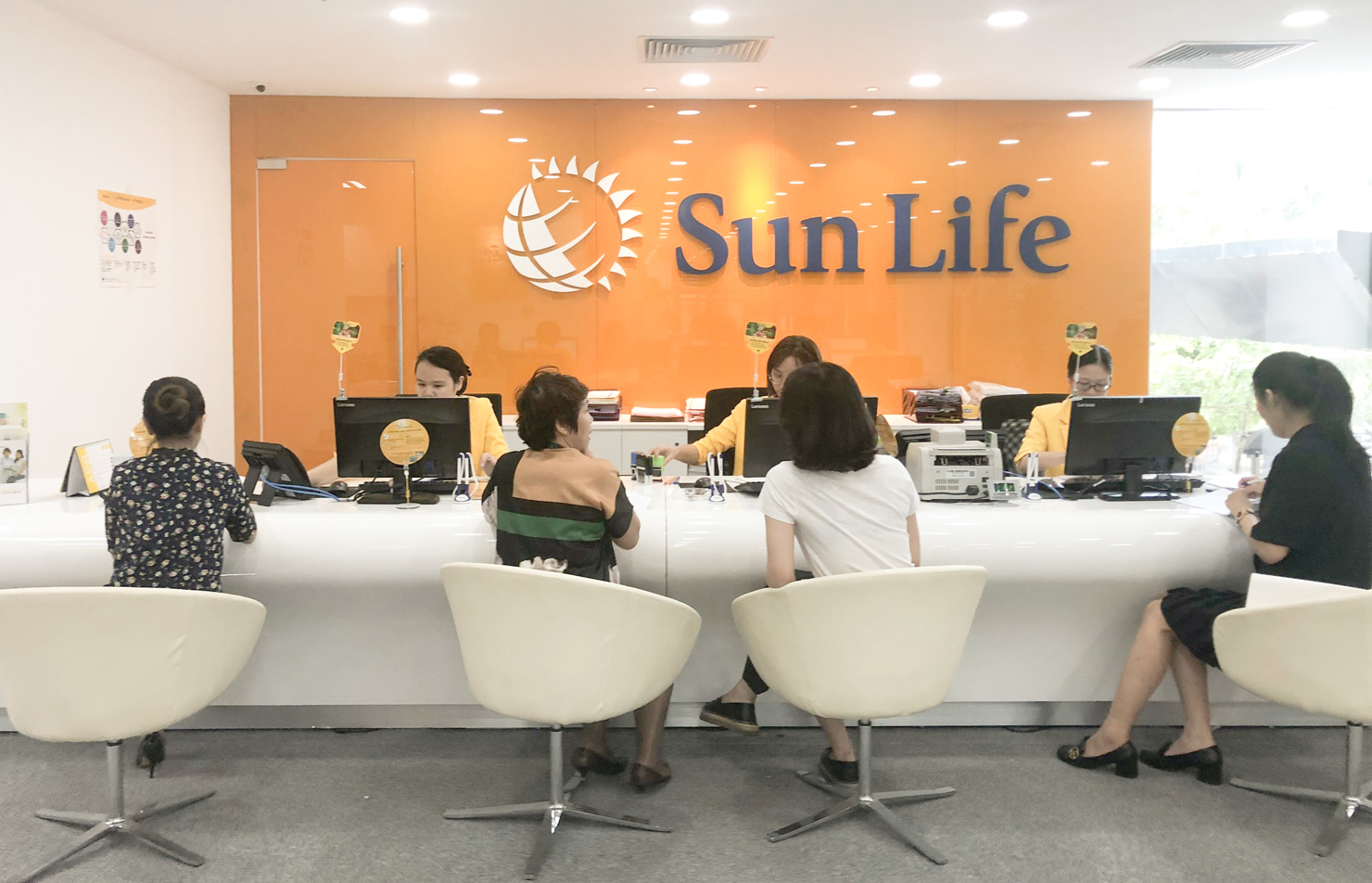 Sun Life Việt Nam có vốn điều lệ 2.570 tỷ đồng có mạng lưới 55 văn phòng kinh doanh và dịch vụ khách hàng tại các tỉnh thành trên cả nước.
