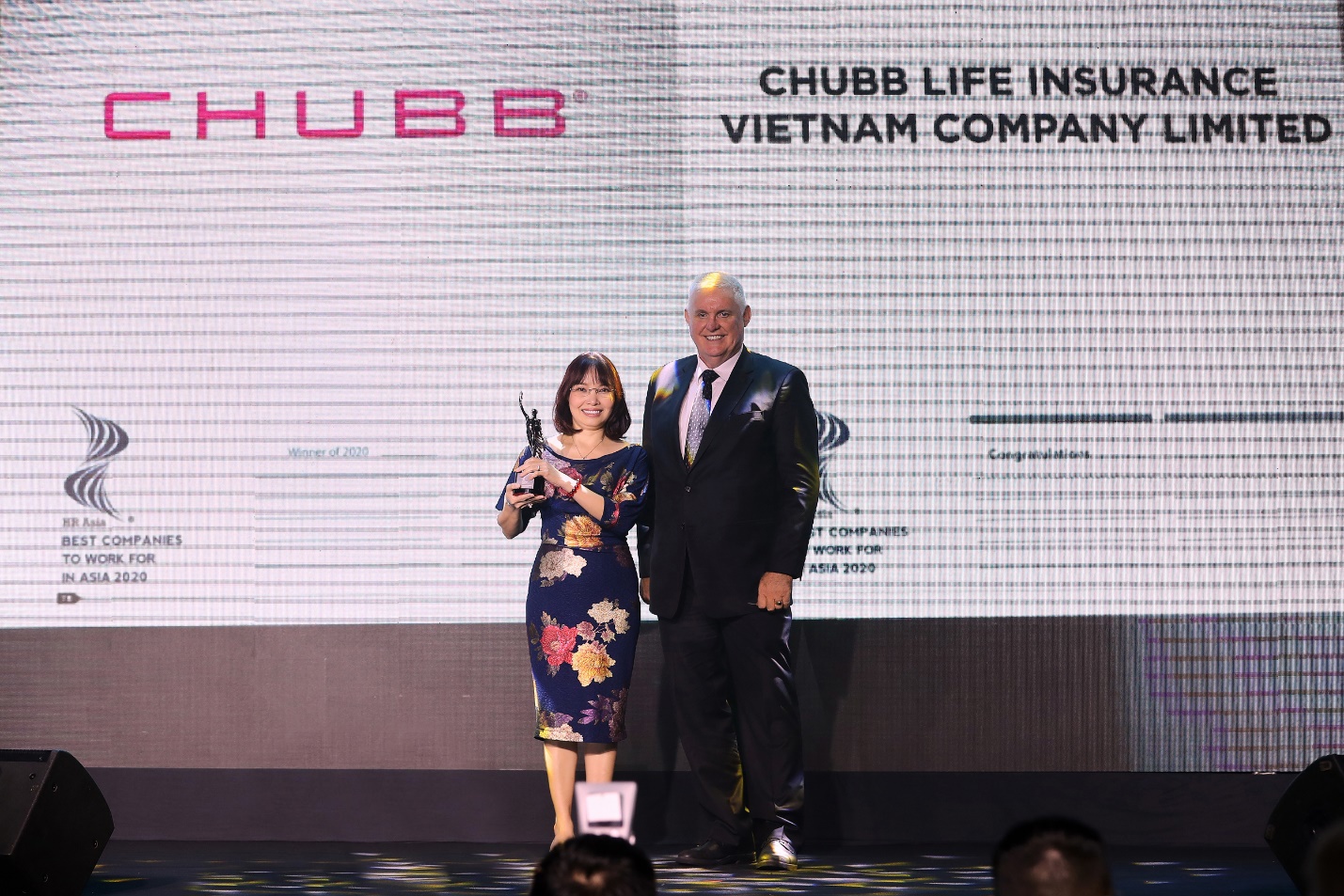 Phó Tổng Giám đốc Chubb Life Việt Nam Mai Thị Thanh Vân nhận giải thưởng từ Ban Tổ chức.