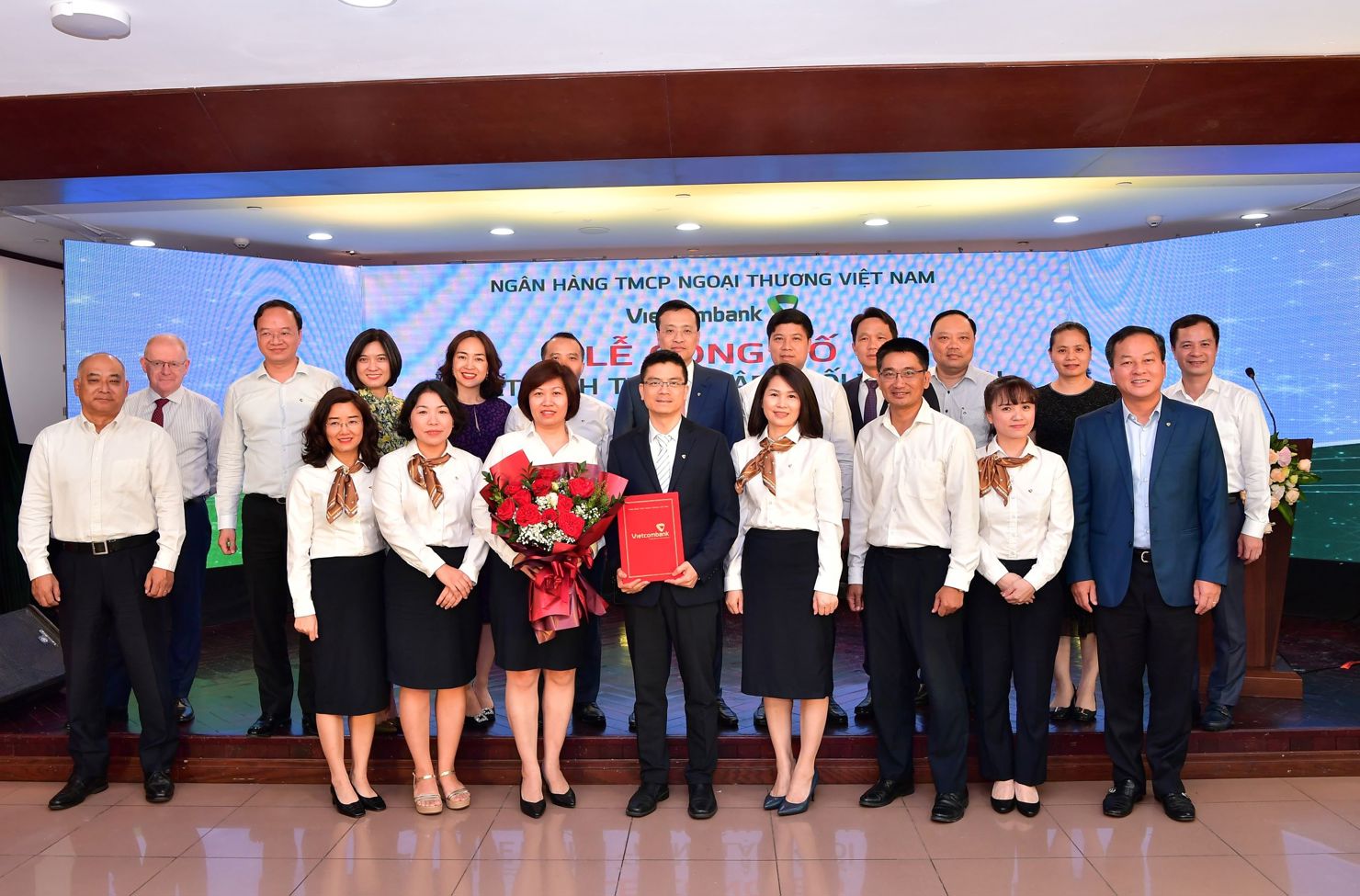 Ban lãnh đạo Vietcombank chụp hình cùng Giám đốc Khối Vận hành và các trưởng đơn vị thuộc Khối Vận hành.