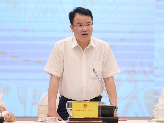 Thứ trưởng Bộ Kế hoạch v&agrave; Đầu tư Trần Quốc Phương ph&aacute;t biểu tại buổi họp b&aacute;o.&nbsp;
