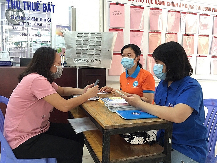 Các chuyên gia cho rằng, việc nhận BHXH một lần của NLĐ có thể giải quyết được một số khó khăn trước mắt, nhưng đồng nghĩa với việc họ đang đánh mất cơ hội hưởng chế độ ASXH khi về già.