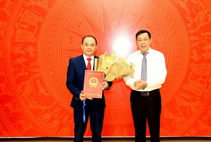 Phó Bí thư Thường trực Đảng ủy Bộ Tài chính Nguyễn Hữu Thân trao Quyết định tiếp nhận, phân công chức vụ Phó Ban Tuyên giáo Đảng ủy Bộ Tài chính nhiệm kỳ 2020-2025 đối với đồng chí Lê Văn Hiệu.