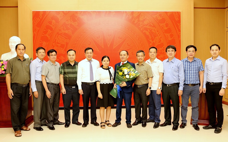 Các đại biểu chụp ảnh lưu niệm tại hội nghị.