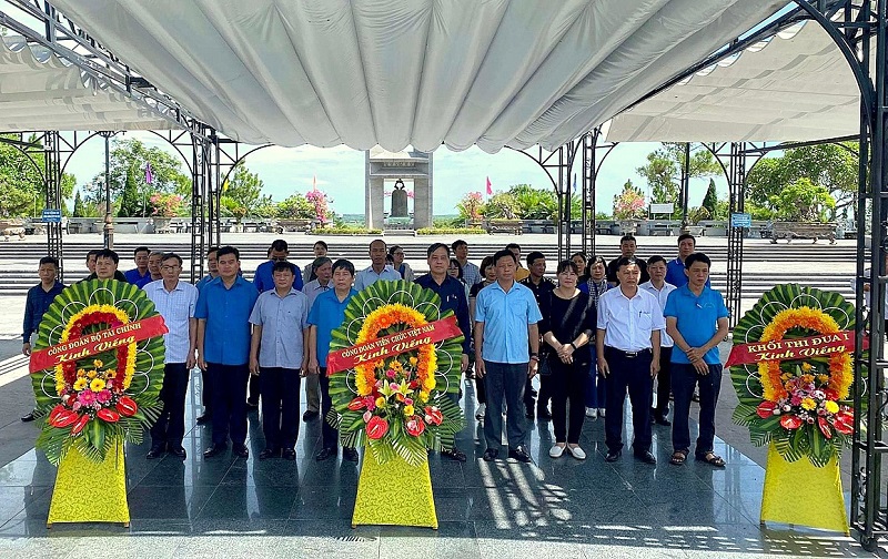 Đo&agrave;n c&ocirc;ng t&aacute;c C&ocirc;ng đo&agrave;n Bộ T&agrave;i ch&iacute;nh thắp hương v&agrave; d&acirc;ng hoa tại Nghĩa trang liệt sỹ Quốc gia Đường 9.