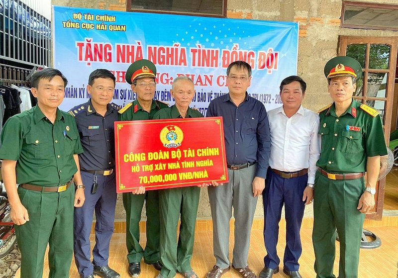 C&ocirc;ng đo&agrave;n Bộ T&agrave;i ch&iacute;nh hỗ trợ x&acirc;y nh&agrave; t&igrave;nh nghĩa cho 3 gia đ&igrave;nh c&oacute; c&ocirc;ng với c&aacute;ch mạng tại 3 huyện, thị x&atilde; của tỉnh Quảng Trị.
