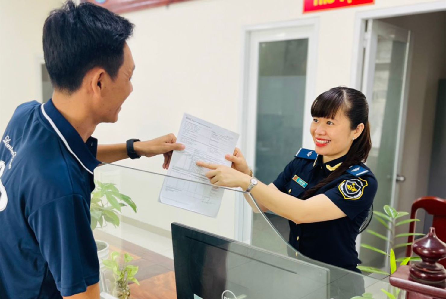 Cán bộ công chức Cục Hải quan TP. Cần Thơ hướng dẫn DN làm thủ tục xuất nhập khẩu.