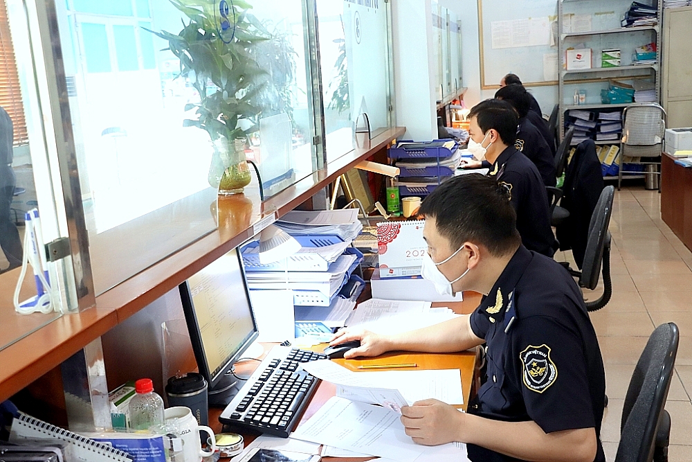 Hoạt động nghiệp vụ của cán bộ, công chức hải quan.