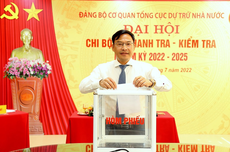 Đồng chí Nguyễn Văn Bình - Vụ trưởng Vụ Thanh tra - Kiểm tra bỏ phiếu bầu tại Đại hội Chi bộ nhiệm kỳ 2022-2025.