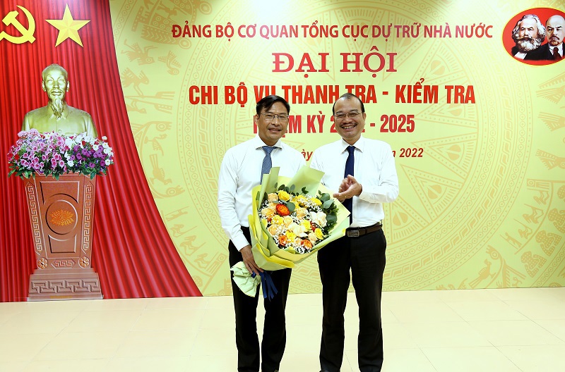 Đồng chí Phạm Vũ Anh - Phó Bí thư Đảng ủy, Phó Tổng cục trưởng Tổng cục DTNN tặng hoa chúc mừng đồng chí Nguyễn Văn Bình được Đại hội tín nhiệm bầu giữ chức Bí thư Chi bộ Vụ Thanh tra - Kiểm tra nhiệm kỳ 2022 - 2025.