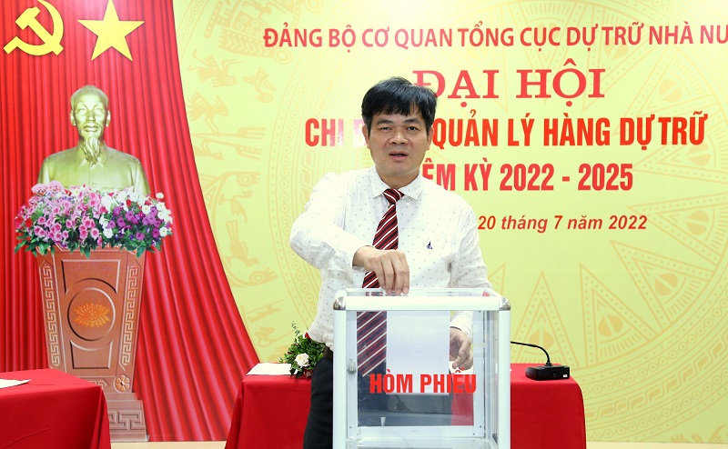 Đồng chí Phạm Việt Hà - Vụ trưởng Vụ Quản lý hàng dự trữ bỏ phiếu bầu Bí thư chi bộ tại Đại hội Chi bộ nhiệm kỳ 2022 - 2025.