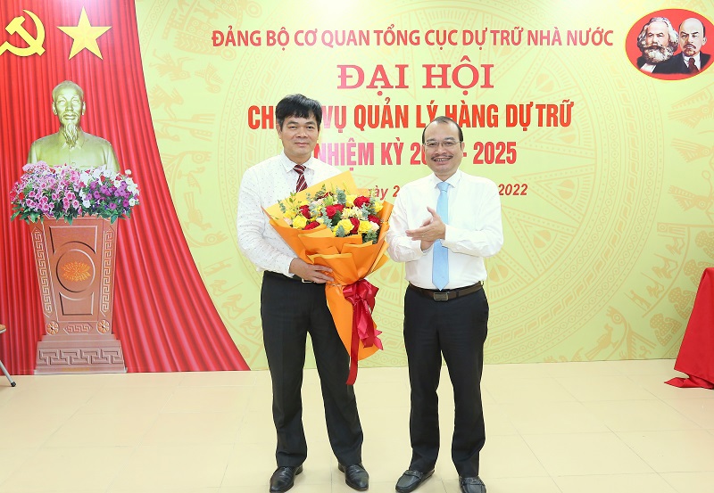 Đồng chí Phạm Vũ Anh - Phó Bí thư Đảng ủy, Phó Tổng cục trưởng Tổng cục DTNN tặng hoa chúc mừng đồng chí Phạm Việt Hà được Đại hội tín nhiệm bầu giữ chức Bí thư Chi bộ Vụ Quản lý hàng dự trữ nhiệm kỳ 2022 - 2025.