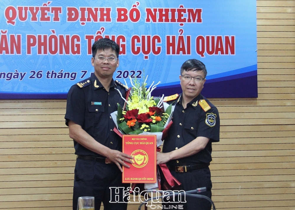 Phó Tổng cục trưởng Tổng cục Hải quan Lưu Mạnh Tưởng trao quyết định và tặng hoa chúc mừng tân Chánh Văn phòng Tổng cục Hải quan Nguyễn Trung Hải. Ảnh: H.Nụ.