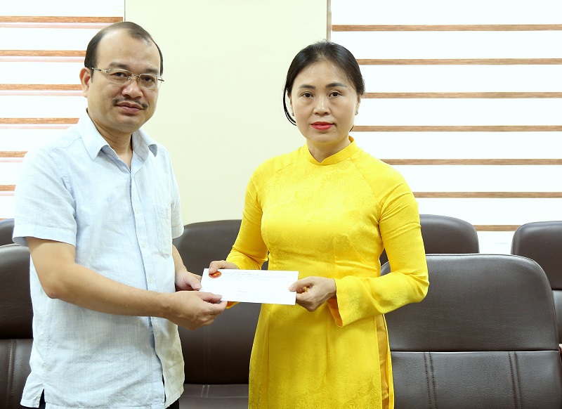 Ph&oacute; Tổng cục trưởng Phạm Vũ Anh trao qu&agrave; tới b&agrave; Nguyễn Thị Phố Giang - Ph&oacute; Tổng cục trưởng Tổng cục DTNN l&agrave; con gia đ&igrave;nh liệt sỹ đang c&ocirc;ng t&aacute;c tại Tổng cục.