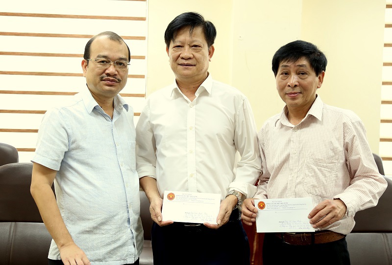 Ph&oacute; Tổng cục trưởng Phạm Vũ Anh trao qu&agrave; tới &ocirc;ng Trần Quốc Thao - Vụ trưởng Vụ T&agrave;i vụ - Quản trị v&agrave; &ocirc;ng Vũ Ngọc Kh&aacute;nh - Ph&oacute; Vụ trưởng Vụ Thanh tra - Kiểm tra l&agrave; con gia đ&igrave;nh liệt sỹ&nbsp;đang c&ocirc;ng t&aacute;c tại Tổng cục.