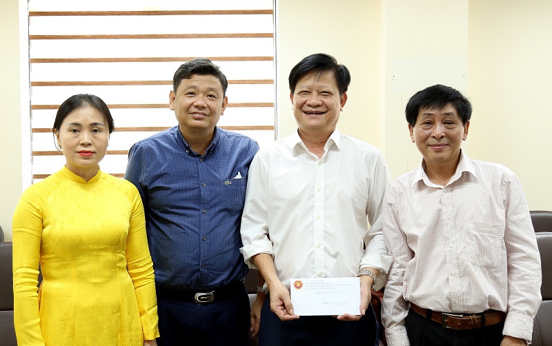 Chủ tịch C&ocirc;ng đo&agrave;n cơ quan Tổng cục DTNN Phan Anh Tuấn trao qu&agrave; của C&ocirc;ng đo&agrave;n cho 03 c&aacute;n bộ l&agrave; con c&aacute;c gia đ&igrave;nh liệt sỹ.