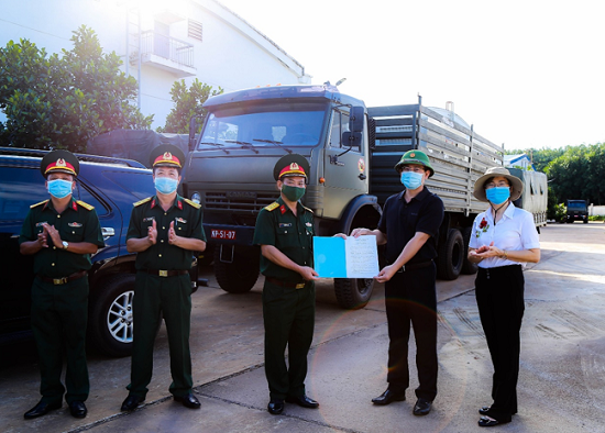 Lãnh đạo Cục DTNN khu vực TP. Hồ Chí Minh giao Biên bản giao nhận hàng DTQG cho Quân khu 7.