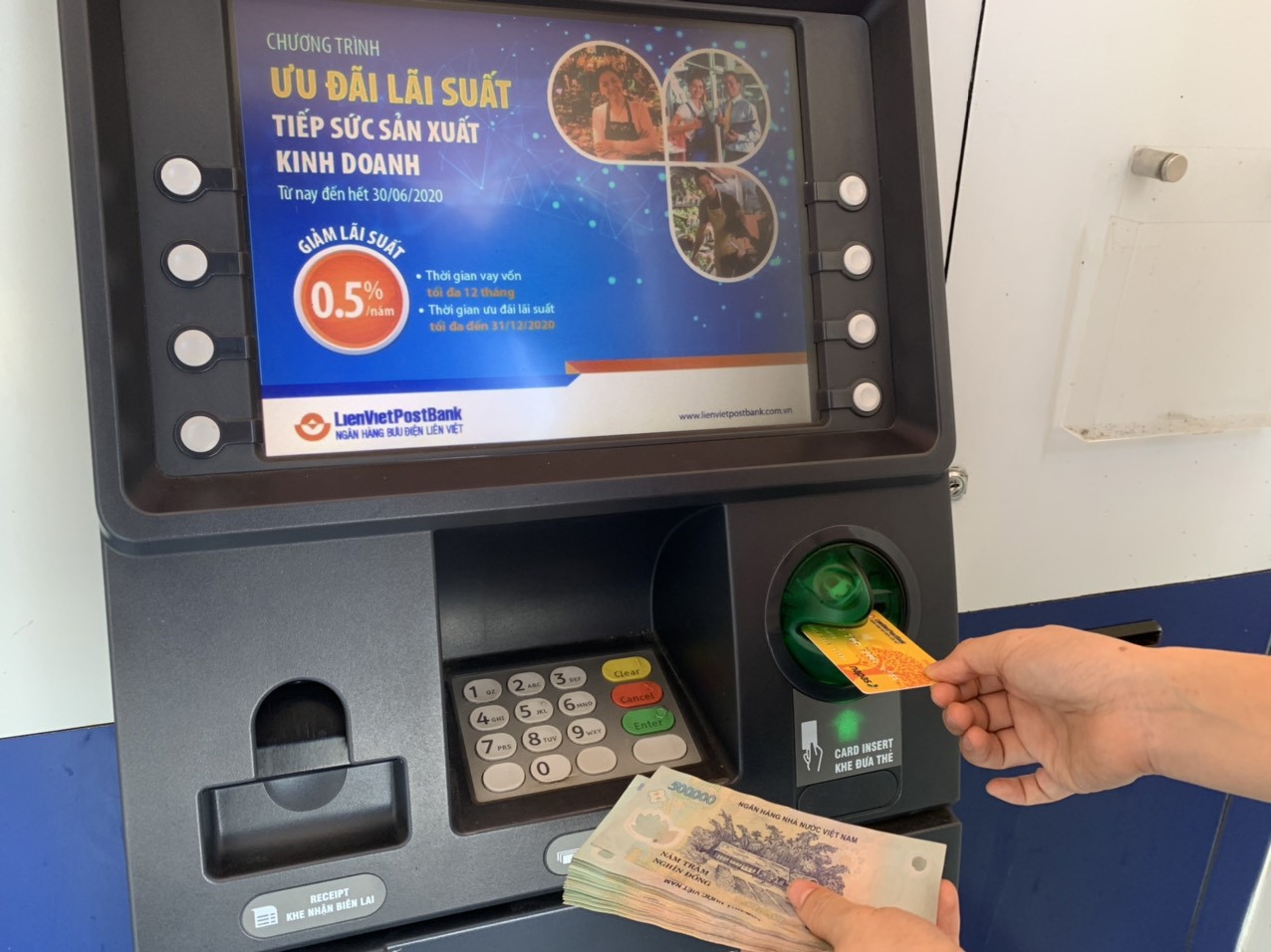 Để khuyến khích người hưởng nhận lương hưu và trợ cấp BHXH, BHTN qua tài khoản thẻ ATM, cơ quan BHXH hỗ trợ người hưởng chi phí mở tài khoản cá nhân lần đầu và chi phí chuyển tiền vào tài khoản cá nhân của người hưởng.