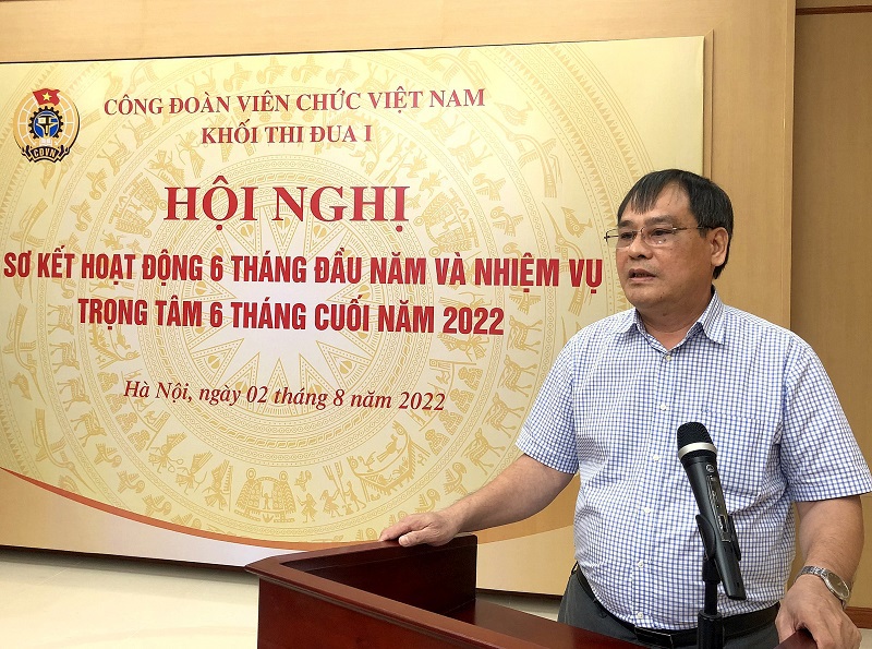 Đồng chí Bùi Xuân Ngọc - Phó Chủ tịch Thường trực Công đoàn Bộ Tài chính, Khối trưởng Khối Thi đua I Công đoàn Viên chức Việt Nam phát biểu tại hội nghị.