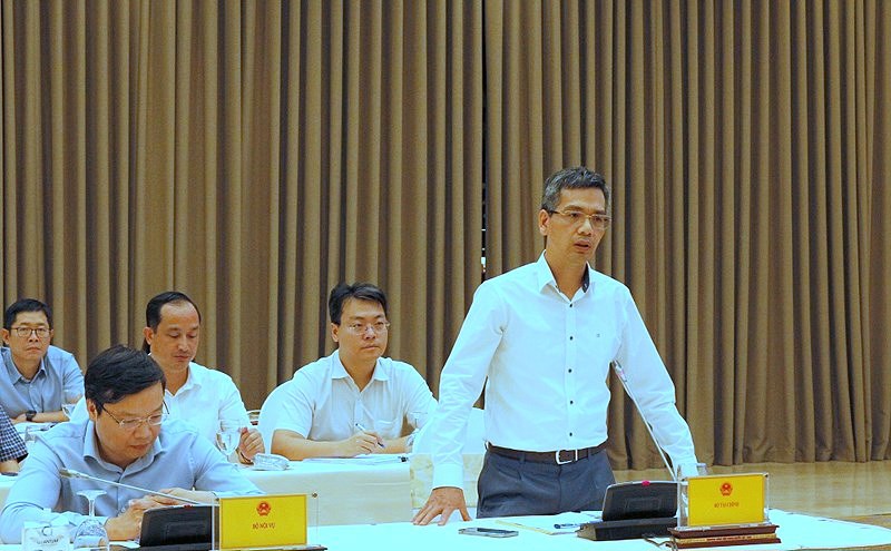 Thứ trưởng Bộ Tài chính Võ Thành Hưng trả lời câu hỏi của phóng viên tại buổi Họp báo tối 3/8/2022.