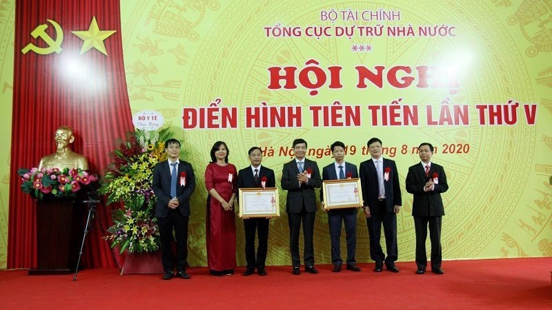 Thứ trưởng Bộ Tài chính Tạ Anh Tuấn trao Huân chương Lao động hạng Nhất, hạng Nhì cho Vụ Chính sách và Pháp chế và Vụ Tài vụ - Quản trị thuộc Tổng cục DTNN có thành tích xuất sắc (tháng 8/2020)