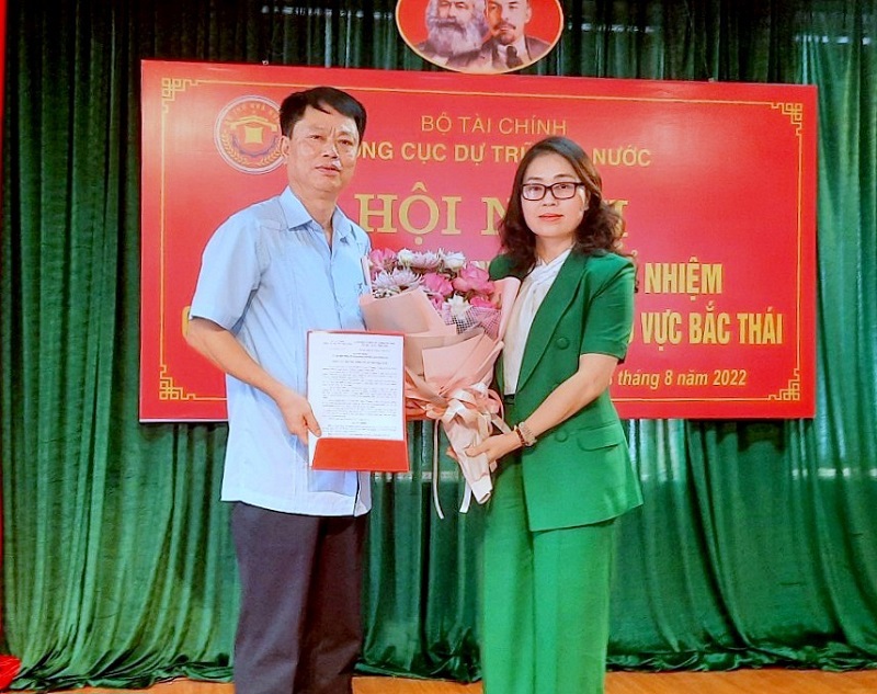 Ph&oacute; Tổng cục trưởng Tổng cục DTNN Nguyễn Thị Phố Giang trao Quyết định điều động, bổ nhiệm đồng ch&iacute; Hạ Văn Cơ giữ chức Cục trưởng Cục DTNN khu vực Bắc Th&aacute;i.