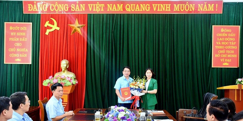 Ph&oacute; Tổng cục trưởng Tổng cục DTNN Nguyễn Thị Phố Giang trao Quyết định giao phụ tr&aacute;ch Cục DTNN khu vực Ho&agrave;ng Li&ecirc;n Sơn đối với đồng ch&iacute; L&ecirc; Tiến Dũng.