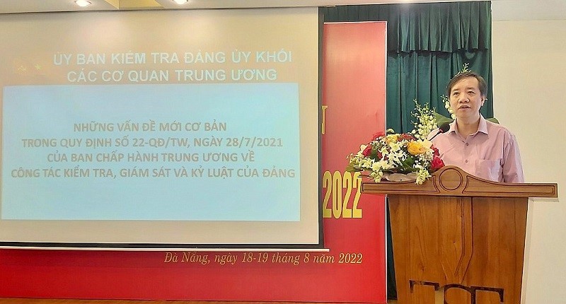 Đồng chí Nguyễn Thành Nam - Ủy viên Ban Thường vụ, Chủ nhiệm Ủy ban kiểm tra Đảng ủy Khối cơ quan Trung ương giới thiệu chuyên đề về công tác kiểm tra, giám sát và kỷ luật Đảng.