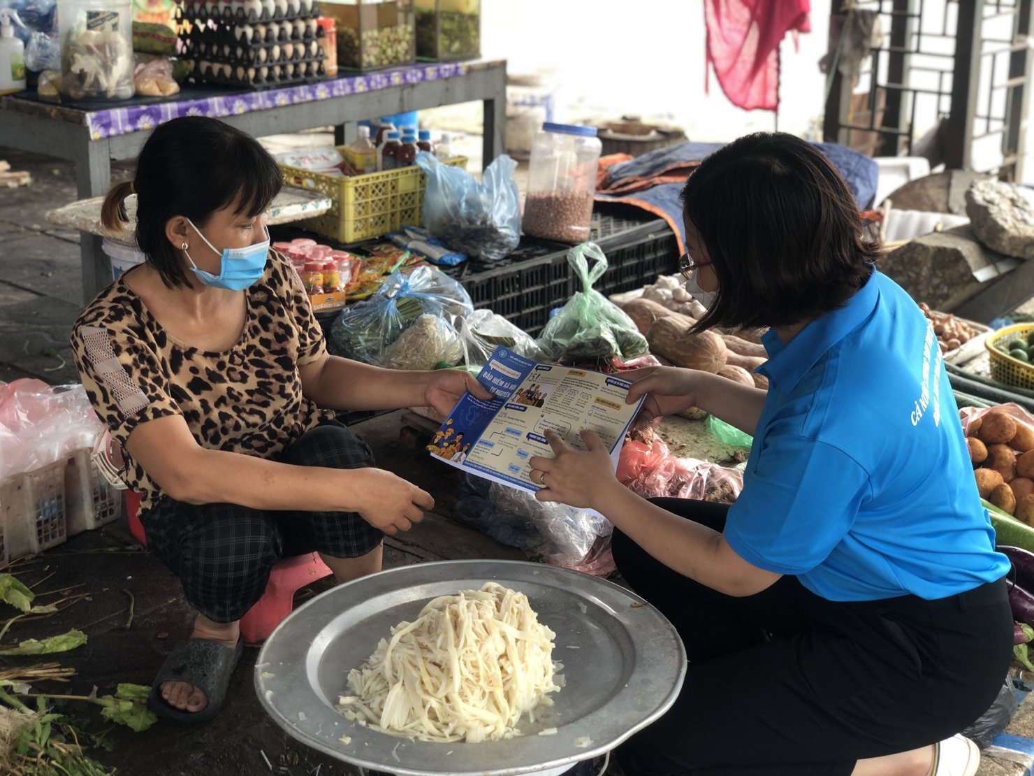 Tuyên truyền, vận động người dân tham gia BHXH tự nguyện.