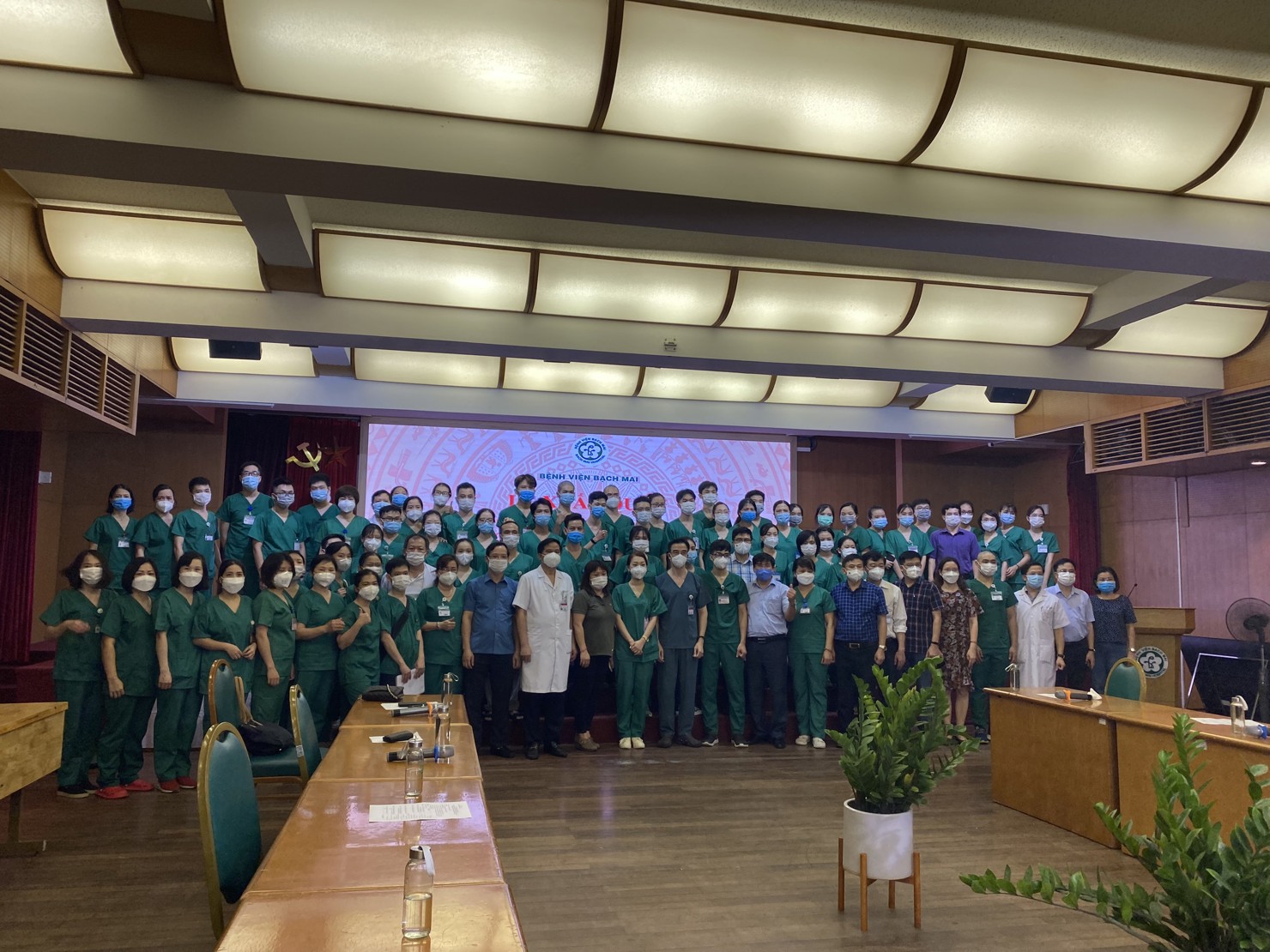 Đại diện thầy, trò trường Cao đẳng Y tế Bạch Mai chi viện cho TP. Hồ Chí Minh thực hiện nhiệm vụ phòng, chống dịch COVID-19 chụp ảnh lưu niệm với các đại biểu tại buổi lễ xuất quân.