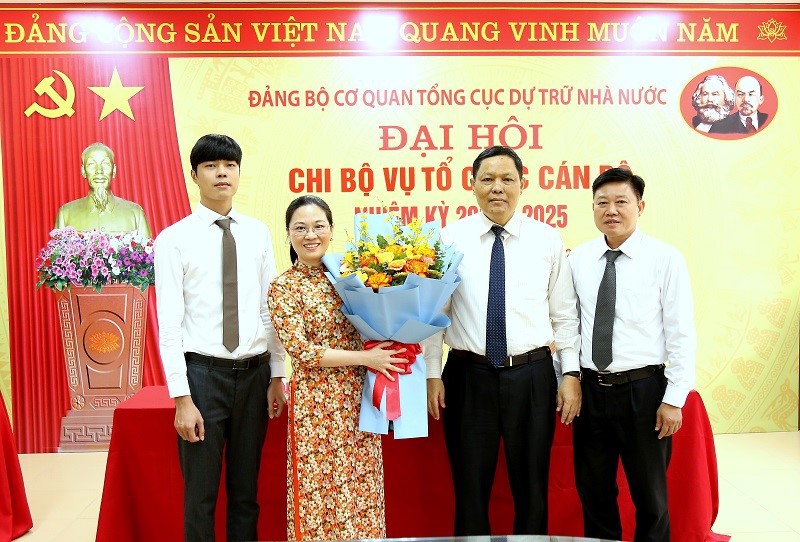 Bí thư Đảng ủy, Tổng cục trưởng Tổng cục DTNN Đỗ Việt Đức tặng hoa chúc mừng Ban Chi ủy Vụ Tổ chức cán bộ nhiệm kỳ 2022 - 2025.
