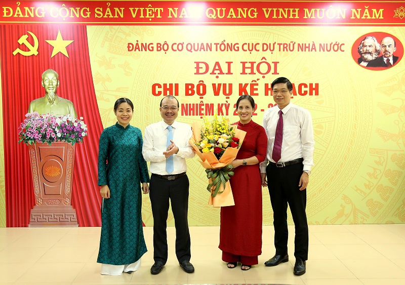 Ph&oacute; B&iacute; thư Đảng ủy, Ph&oacute; Tổng cục trưởng Tổng cục DTNN Phạm Vũ Anh tặng hoa ch&uacute;c mừng Chi ủy Vụ Kế hoạch nhiệm kỳ 2022 - 2025.