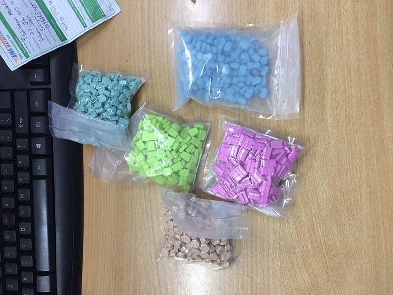 Hải quan TP. Hà Nội vừa phát hiện, thu giữ gần 1 kg ma túy các loại trong bưu gửi vận chuyển từ Malaysia, Thái Lan, Bỉ về Việt Nam.