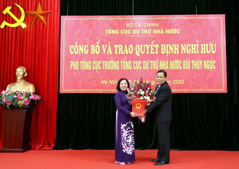 Tổng cục trưởng Tổng cục DTNN Đỗ Việt Đức trao Quyết định nghỉ chế độ cho đồng chí Bùi Thúy Ngọc.
