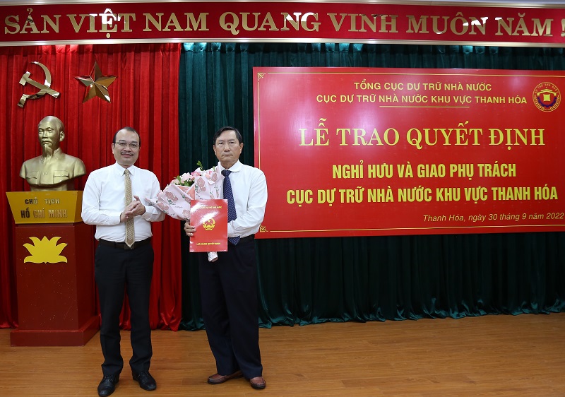 Phó Tổng cục trưởng Tổng cục DTNN Phạm Vũ Anh trao quyết định nghỉ hưu theo chế độ cho đồng chí Nguyễn Văn Quý - Cục trưởng Cục DTNN khu vực Thanh Hóa kể từ ngày 01/10/2022.