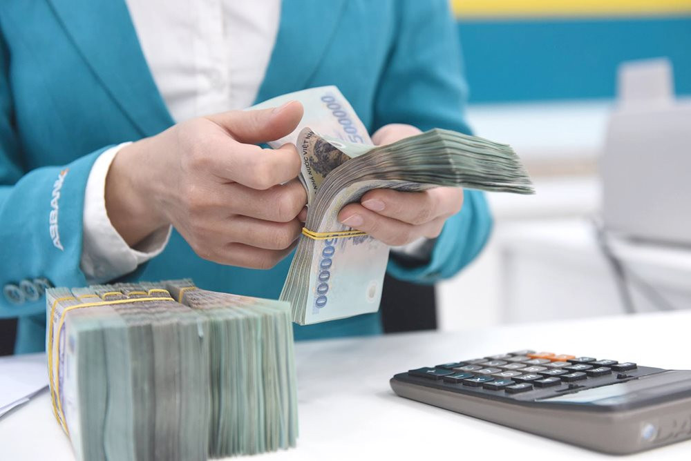 Lãi suất tiền gửi tiết kiệm thường bằng đồng VND tại quầy, lĩnh lãi cuối kỳ, tại các ngân hàng thương mại trong ngày đầu tháng 10/2022 bật tăng mạnh so với cùng kỳ tháng 9/2022.