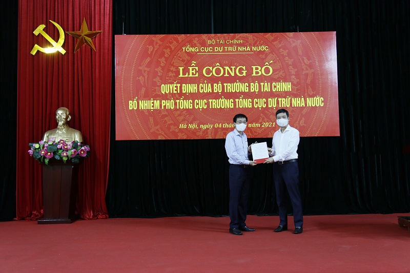 Thứ trưởng Bộ Tài chính Tạ Anh Tuấn trao quyết định bổ nhiệm cho tân Phó Tổng cục trưởng Tổng cục DTNN La Văn Thịnh.