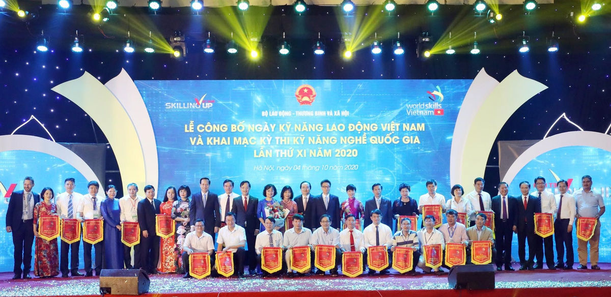 Phó Thủ tướng Chính phủ Vũ Đức Đam, lãnh đạo các Bộ, ban, ngành trao cờ lưu niệm cho các đoàn tham dự kỳ thi.