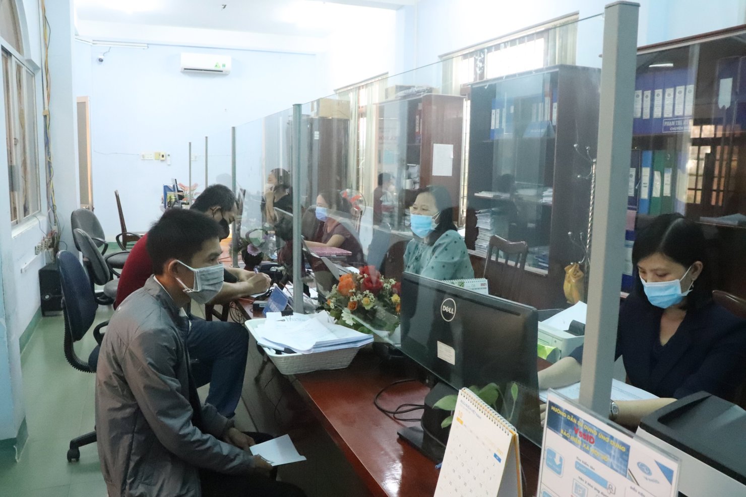 Người lao động liên hệ giải quyết chính sách hỗ trợ tại Bộ phận Một cửa BHXH tỉnh Phú Yên.