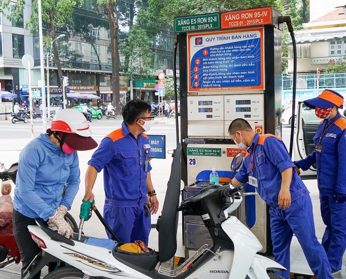 Thời gian qua, Bộ Tài chính đã tham mưu, phối hợp với cơ quan có thẩm quyền ban hành kịp thời, chính xác các chính sách giảm thuế, cũng như điều chỉnh định mức đối với kinh doanh xăng dầu.